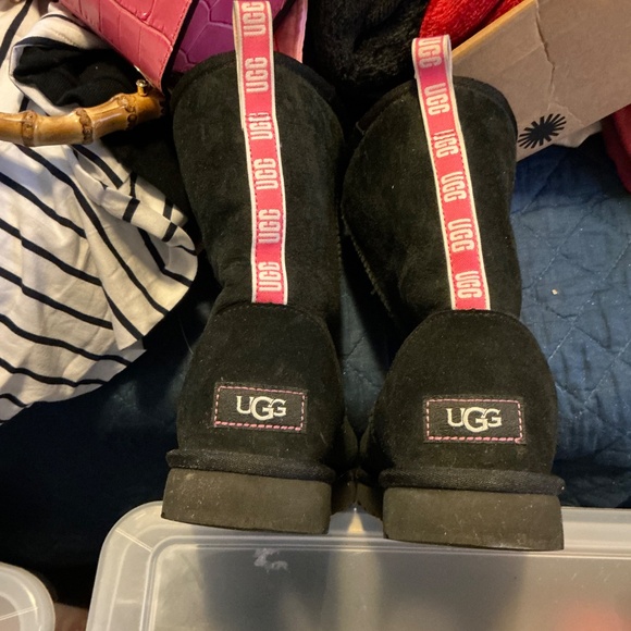 Ugg boots in black with a strand of pink down the back size 7 - Picture 2 of 3